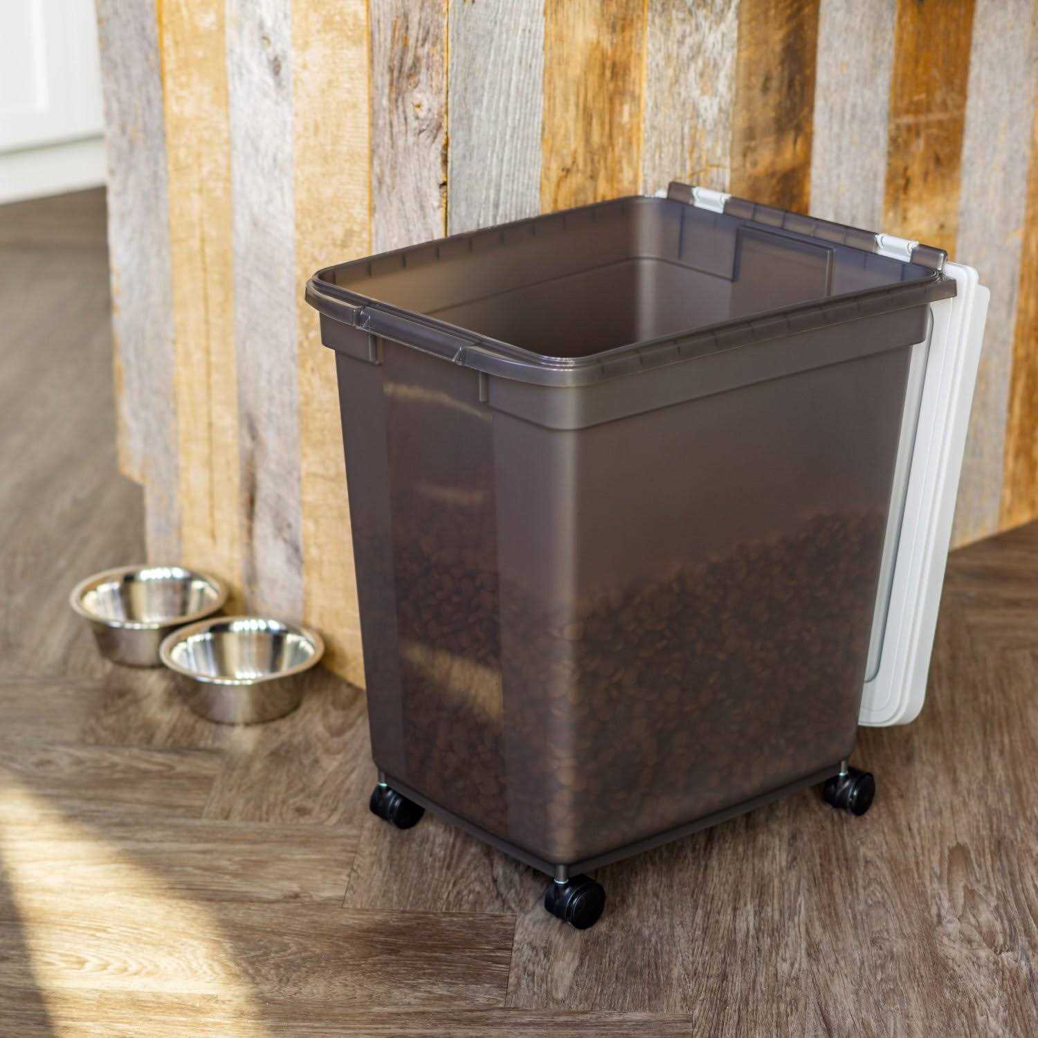 Alternative view of IRIS USA Airtight Pet Food Storage Container